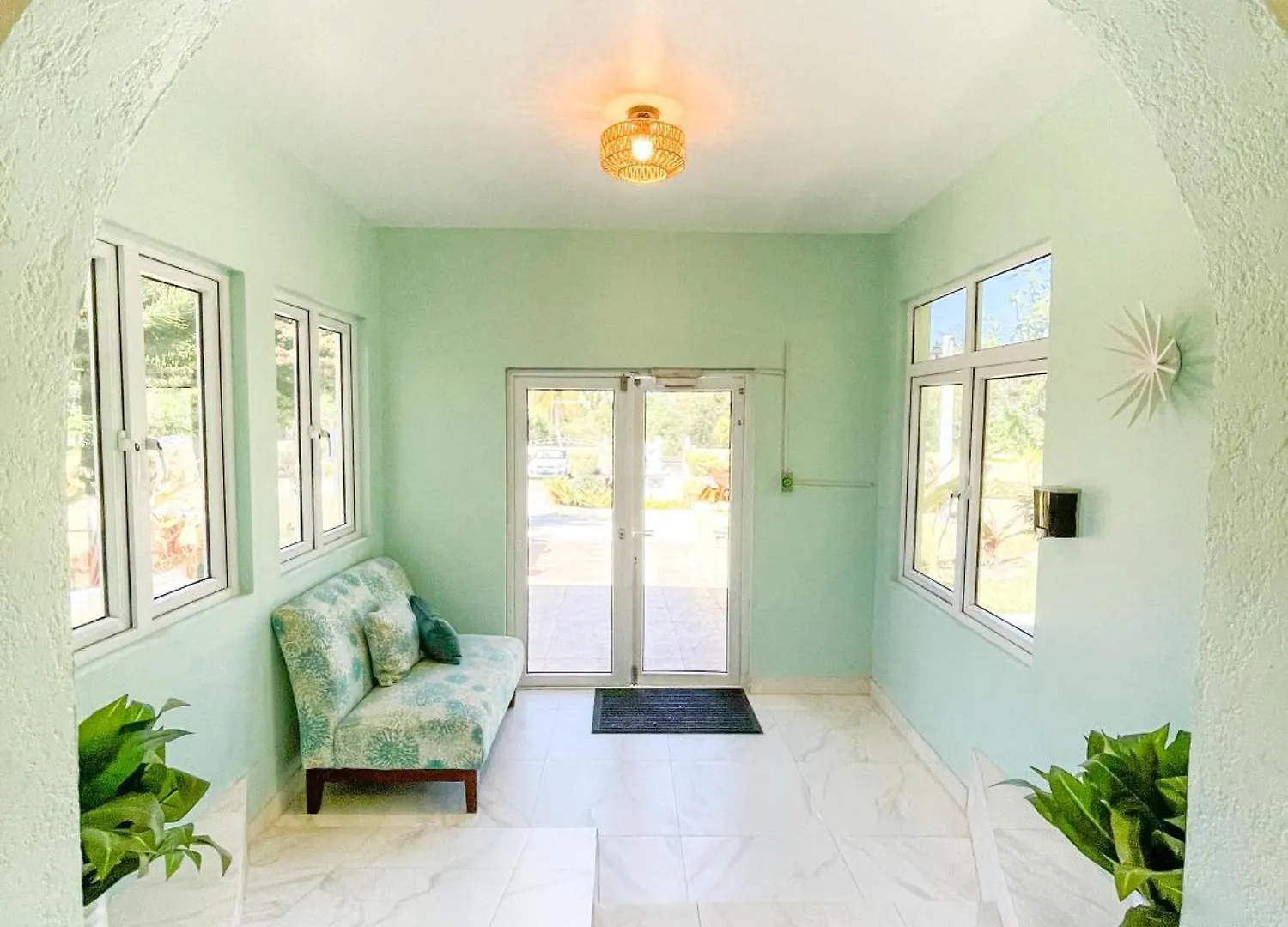 Golden Palms House Bed & Breakfast Nassau 3*,