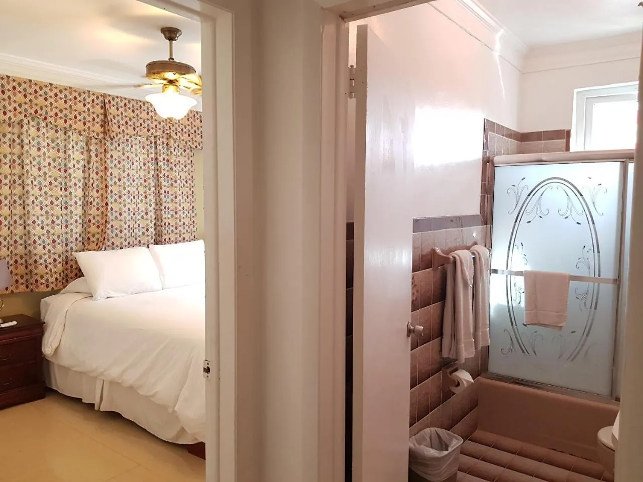 Golden Palms House Bed & Breakfast Nassau 3*,