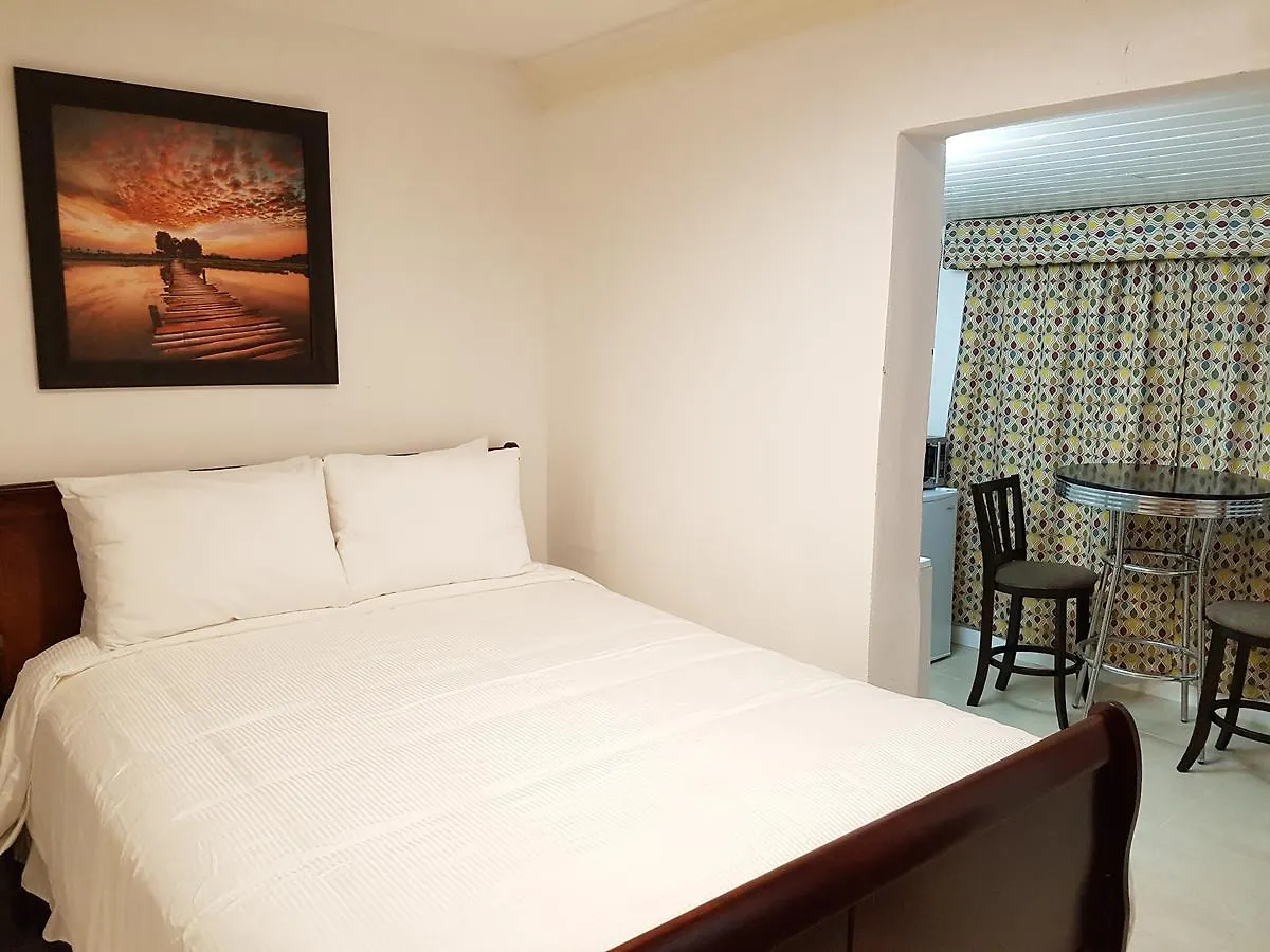 Bed and Breakfast Golden Palms House Nasáu